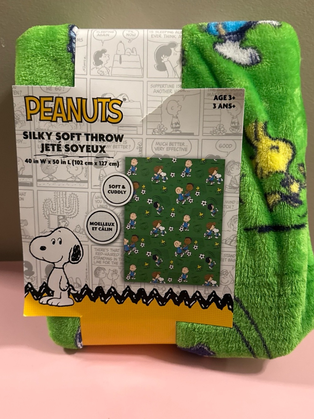 Peanuts Silky Soft Throw, New. Package has a small rip. See Picture